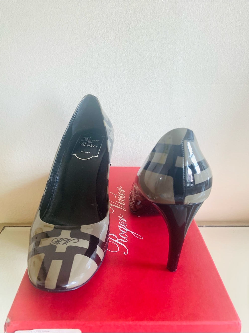 ROGER VIVIER Signature Logo Patent Leather Stiletto-Size 6.5/7-Grn/Blk-RARE!READ
